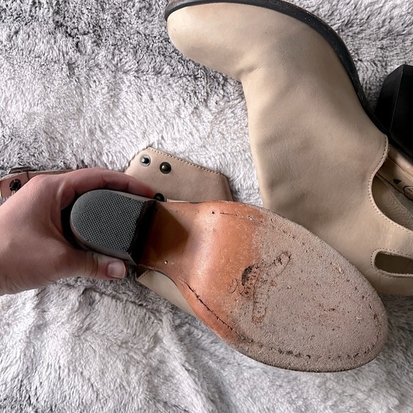 Smoke Bootie in Beige
Freebird by Steven
Color:Beige - Picture 4 of 11